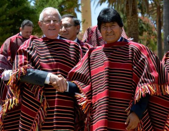  Kuczynski y Evo Morales, se estrechan la mano, ayer en Sucre
