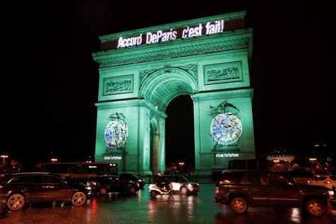 París celebra la entrada en vigencia del COP21