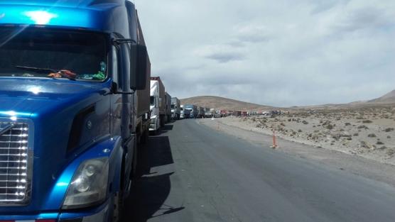 Siguen varados miles de camiones bolivianos