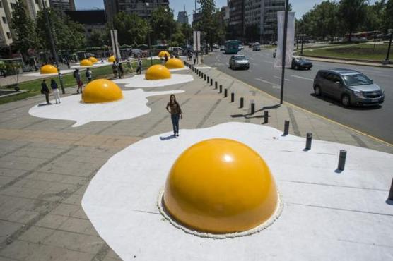 Intervención urbana "Huevos fritos caen", obra de la holandesa Henk Hofstra en Santiago