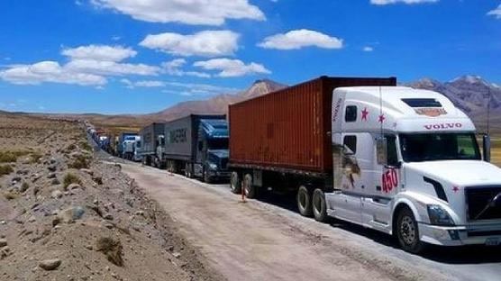 Camiones varados en frontera con Chile