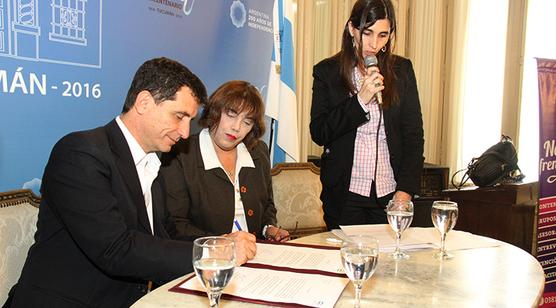 Firman acta Gabriel Yedlin, y la presidenta del Consejo Federal de la Mujer, Fabiana  Tuñez