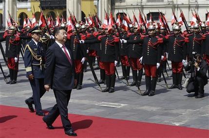  Xi Jinping pasa por delante de la guardia de honor en Lima, ayer