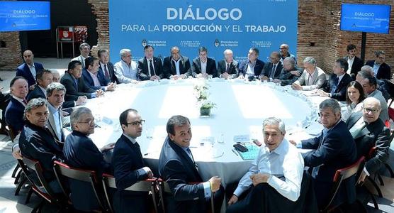 Dirigentes y funcionarios en el dialogo social