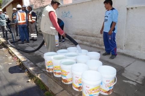 Baldes con agua en La Paz
