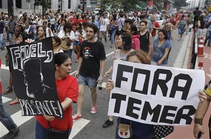 Manifestantes marchan para exigir un juicio político al presidente brasileño Michel Temer, al tiempo que recuerdan Fidel Castro