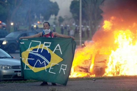 Estudiantes chocan con la policía durante protestas frente al Congreso brasileño, ayer