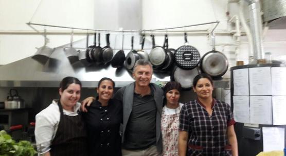 Macri con las cocineras del Resorts