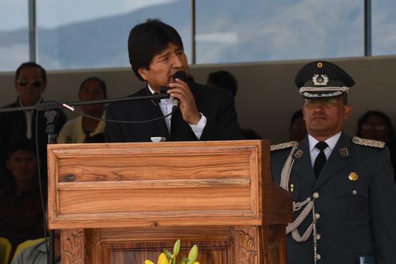 Morales habla ante militares, ayer en Tarata
