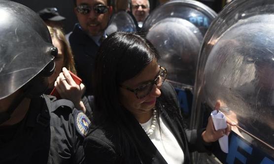 Rodriguez rodeada de policías que pretendían impedir su ingreso