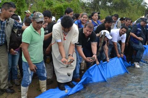 Evo Morales y el gobernador de Beni, Alex Ferriel, liberan tortugas en el Mamoré