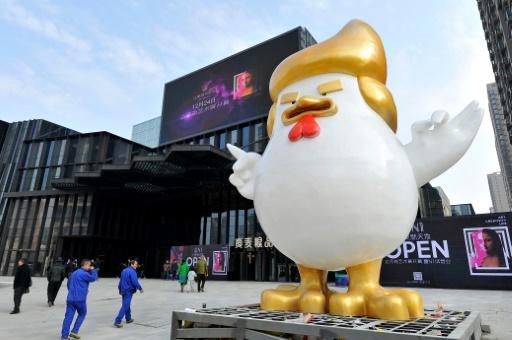 Un pollo cuya cabeza representa la de Donald Trump, frente a un centro comercial en Taiyuan 