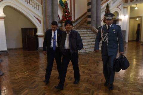 Evo Morales ingresa temprano a su despacho