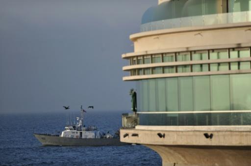 Un buque de la Armada chilena patrullaá la costa en Viña del Mar