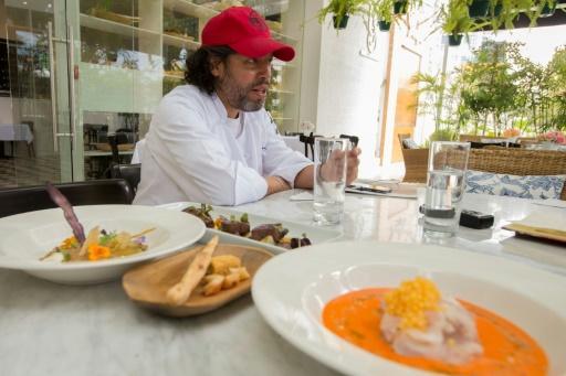 El chef Mauricio Acuña habla durante una entrevista con la AFP en el restaurante Patria de Quito