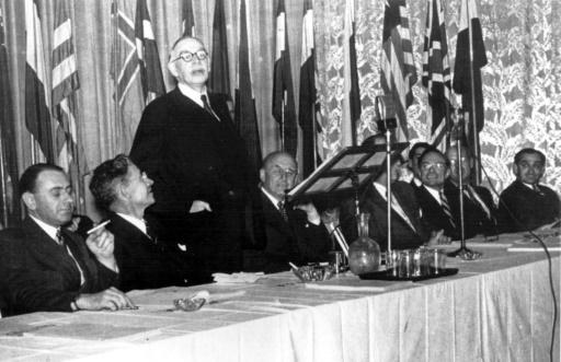 John Maynard Keynes habla en conferencia de Bretton Woods