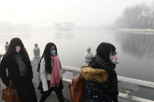 Mujeres usando mascarillas  ayer en la capital china