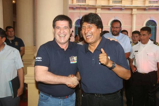 Cartes y Morales luciendo remeras del Rally