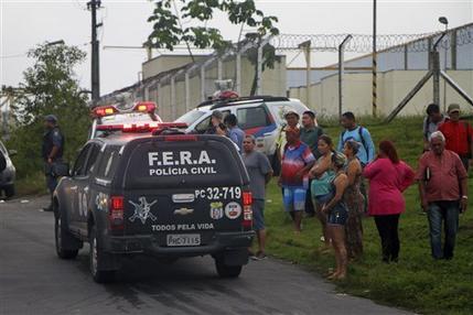 Familiares de prisioneros aguardan información fuera del complejo penitenciario Anisio Jobin en Manaos, Brasil, ayer