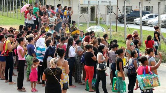 Familiares de los presos se congregaban ayer frente a la prisión de Anisio Jobim para seguir los acontecimientos.