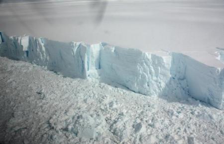 Un témpano de hielo en el banco Wilkins en la península antártica