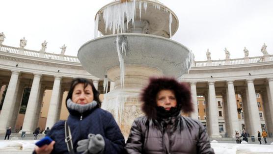 Turistas en la plaza de San Pedro del Vaticano