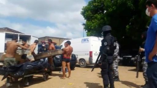  Internos sacando el cadáver de un preso asesinado en el presidio de Roraima