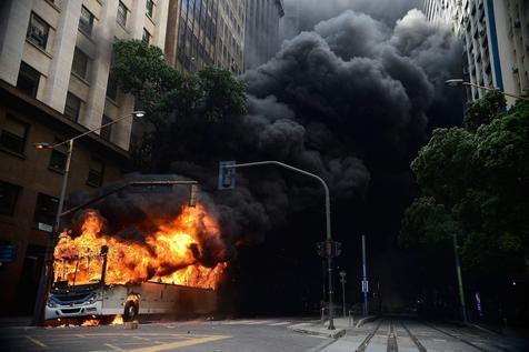 Espíritu Santo, cerca de Rio de Janeiro, un infierno por una huelga policial.