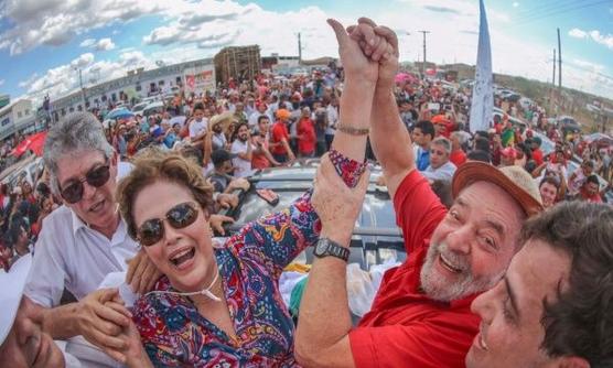 Dilma y Lula fueron recibidos por una multitud