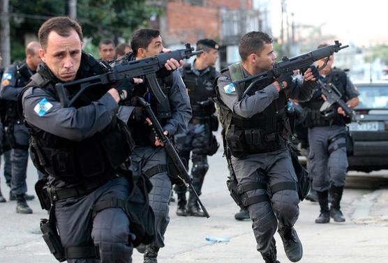 Policías recorren las calles cariocas