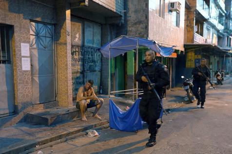 Batallones especiales de la policía patrullan las favelas en Rio de Janeiro