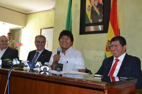 Morales junto a funcionarios brasileños y argentinos