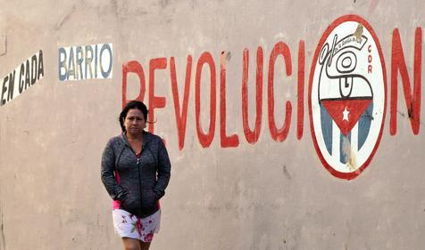 "Revolución", emblemática pintada en una calle de La Habana.