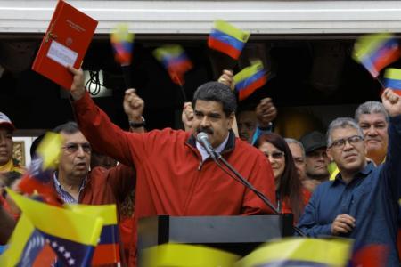 Maduro sostiene un documento con detalles de la "Asamblea Constituyente" 