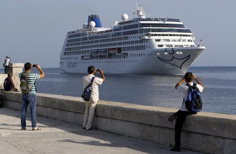 Grandes cruceros frente al Malecón de La Habana, un símbolo del "deshielo" y del arribo de visitantes estadounidenses.