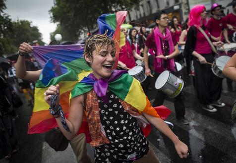 Fecundación asistida sin limitaciones ni reparos, el lema del desfile gay de París