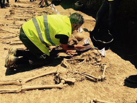 Un arqueólogo trabaja sobre restos de una de las fosas comunes de la guerar civil en leida, España.