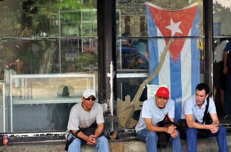 Trabajadores cubanos en una pausa en La Habana 