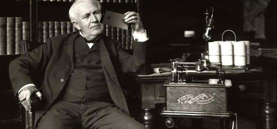 Thomas Alva Edison fue el primero en patentar una bombilla incandescente. 