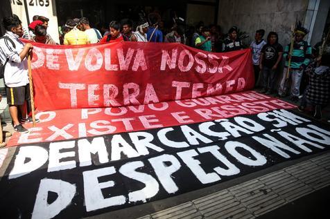 Protesta de indígenas ante la Presidencia de Brasil, claman por el avance sobre sus tierras ancestrales. 