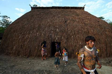 Los pueblos originarios del Amazonia en grave riesgo, senadores brasileños denuncian "genocidio". 