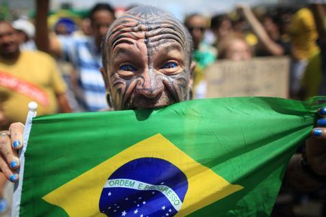 Simbólica imagen de la situación de Brasil, en medio de una protesta contra tanta corrupción. 