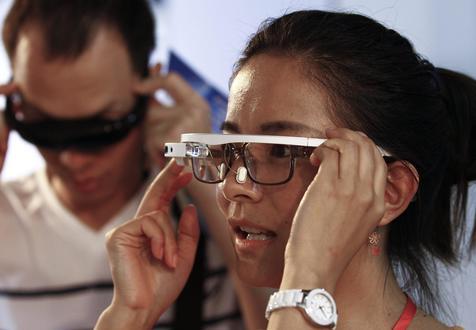 Un consumidor prueba gafas inteligentes en una feria de tecnología