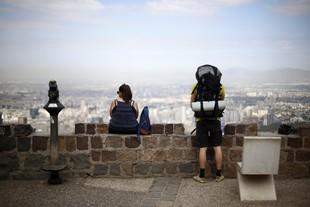 Turistas observan a la capital chilena desde la altura