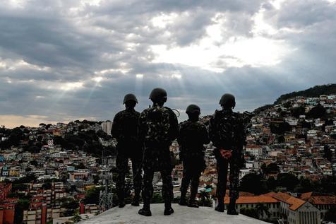 Operativa policial en favela carioca (foto: EPA)