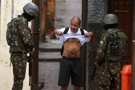Militares en operaciones en las favelas de Rio de Janeiro (foto: ANSA)