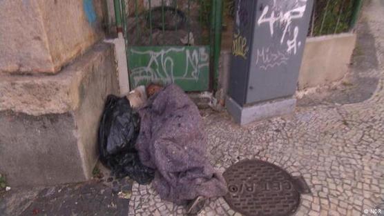 Un indigente duerme en una peatonal de Sao Paulo