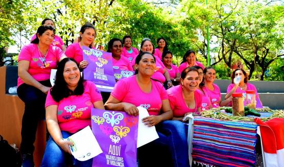 Un grupo de mujeres en campaña contra la violencia hacia la mujer.