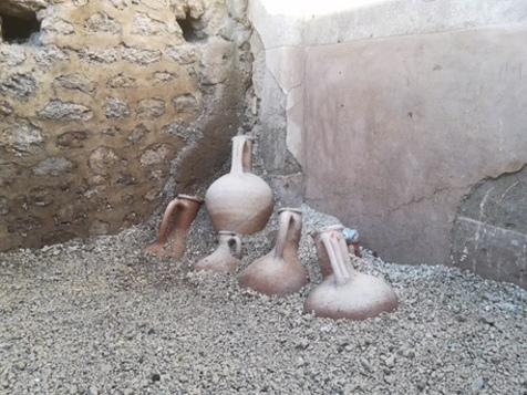 Halladas ánforas intactas en Pompeya (foto: Ansa)