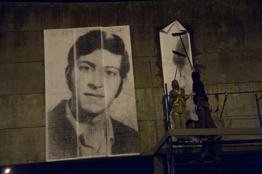 Rostros de desaparecidos proyectados en el Congreso uruguayo